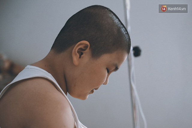 
Đỗ Tuấn Dũng là cậu bé 11 tuổi đang chống chọi với căn bệnh ung thư tại Bệnh viện Ung bướu Đà Nẵng. Ảnh chụp vào ngày 1/5/2016, Dũng đang được truyền thuốc.
