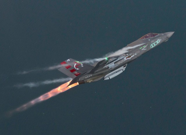 
Một chiếc F-35 bật tăng lực trên sông Patuxent, bang Maryland.
