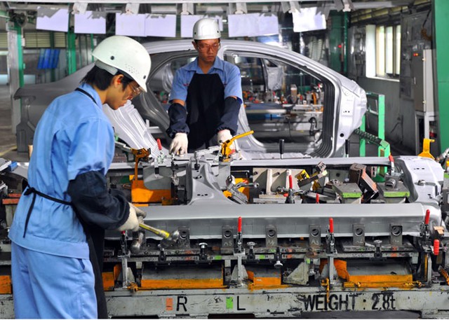 
Các kỹ sư đang sản xuất khung gầm xe tại nhà máy Toyota Vĩnh Phúc
