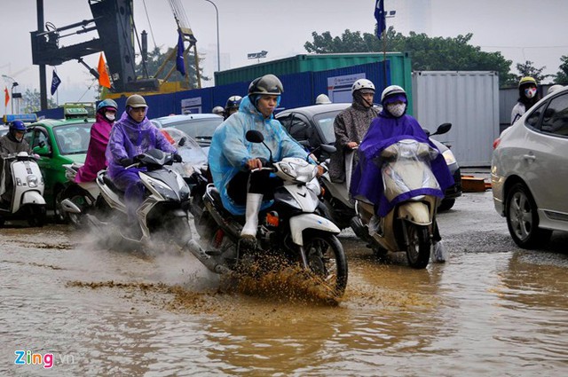 Dù lực lượng CSGT, CSCĐ tích cực phân luồng nhưng giao thông vẫn hỗn loạn.