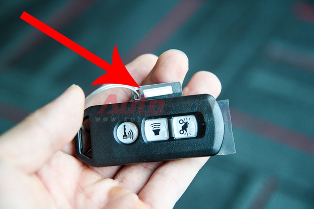 
Chìa khóa Keyfob: Mỗi bộ smartkey chỉ được trang bị 1 keyfob duy nhất, do đó, bạn đọc cũng nên lưu ý ghi lại mã số của bộ khóa (đã bị che) để có thể làm lại keyfob nếu làm mất. Tốt nhất là nên tháo miếng nhôm ghi mã số này và cất ở nhà.
