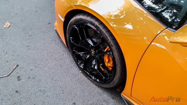 
Những chi tiết tông xuyệt tông trên Lamborghini độ độc tại Sài Gòn.
