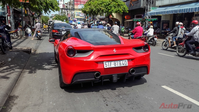 
Theo giới thạo tin, giá bán của Ferrari 488 GTB (sau thuế) tại Việt Nam là trên 14 tỷ Đồng.
