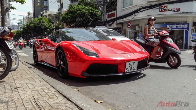  Chiếc Ferrari 488 GTB màu đỏ xuất hiện trong bài được bố trí nóc đen và cản trước màu đen nhằm tạo sự khác biệt so với 5 chiếc còn lại tại Việt Nam. 