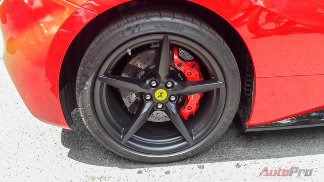 
Ferrari 488 GTB sử dụng bộ mâm 5 chấu. Hệ thống phanh và lốp xe giống trên siêu xe LaFerrari.
