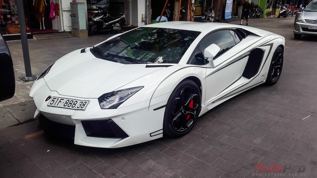 
Sau khoảng 2 tháng về tay chủ nhân là một đại gia tại Sài Gòn, chiếc Lamborghini Aventador màu trắng được mua chính hãng đã được thay đổi diện mạo cá tính hơn.
