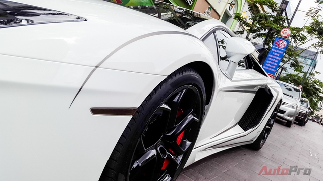
Theo công bố của nhà sản xuất, Lamborghini Aventador có khả năng tăng tốc 0-100 km/h trong 2,9 giây trước khi đạt vận tốc tối đa 350km/h.
