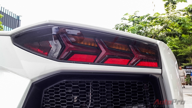 
Đèn hậu dạng mũi tên là một trong những điểm phân biệt Lamborghini Aventador so với Lamborghini Huracan.
