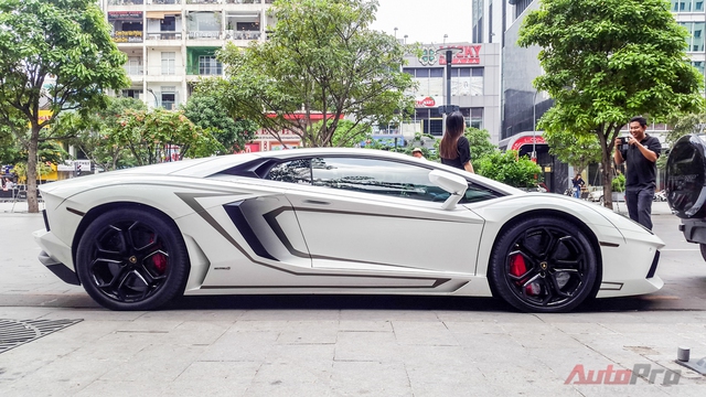 
Theo giới thạo tin, người sở hữu siêu xe này cũng là chủ nhân của chiếc Lamborghini Huracan màu xám chính hãng đầu tiên tại Việt Nam, trị giá 13,5 tỷ đồng và vài chiếc Porsche cùng màu xám.
