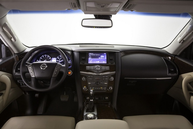Nội thất cũng mang nhiều nét tương đồng với Infiniti QX80.