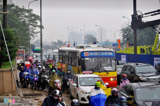 
Một nhân viên công trình xây cầu vượt tại nút giao trên cho biết, mưa lớn khiến đường Hoàng Minh Giám ngập 20-30 cm, ôtô vẫn di chuyển được nhưng nhiều người lái xe máy không dám qua dẫn đến cảnh ùn tắc.
