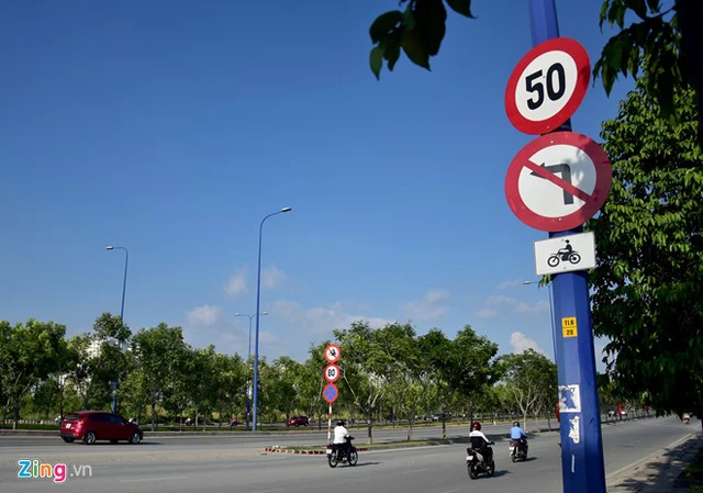 
Trên đại lộ Mai Chí Thọ, trong khi làn đường ôtô giới hạn tốc độ 80 km/h thì phần đường dành cho xe máy có 4 làn nhưng tốc độ cho phép chỉ 50 km/h và ít xe lưu thông. Anh Nguyễn Đình Dũng (đường Nguyễn Thị Đinh, quận 2) cho hay, đường đẹp, rộng thênh thang, nhiều lúc một mình chạy trước sau không thấy ai nhưng anh không dám tăng tốc vì sợ vi phạm.
