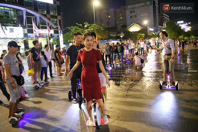 
Tới 6/5, người dân Sài Gòn đặc biệt chú ý đến một đoàn tàu với hơn 20 người nối đuôi nhau biểu diễn trên xe điện cân bằng. Dẫn đầu đoàn là một cô gái trẻ xinh đẹp.
