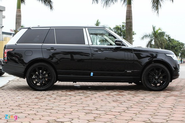 
Range Rover Autobiography LWB sở hữu trục cơ sở 3.120 mm, dài hơn bản tiêu chuẩn khoảng 200 mm. Do đó chiều dài tổng thể cũng tăng theo tương ứng, ở mức 5.199 mm.
