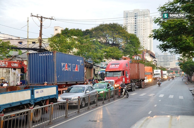 
Các phương tiện lưu thông ùn ứ kéo dài.
