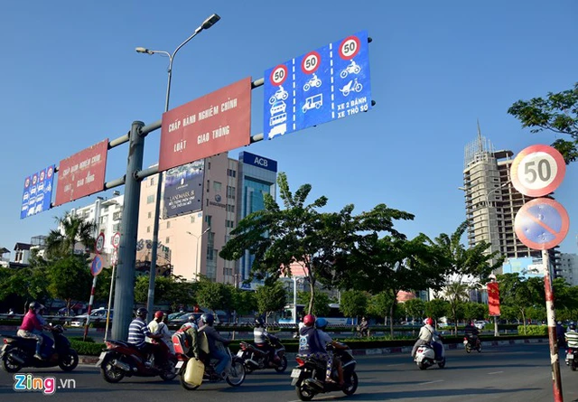 
Trong khi đó, trên tuyến đường Điện Biên Phủ, cửa ngõ phía đông ra vào thành phố, đoạn từ chân cầu Sài Gòn đến cầu Điện Biên Phủ đông đúc xe cộ nhưng hai làn xe máy có thể chạy tốc độ tối đa đến 50 km/h.

