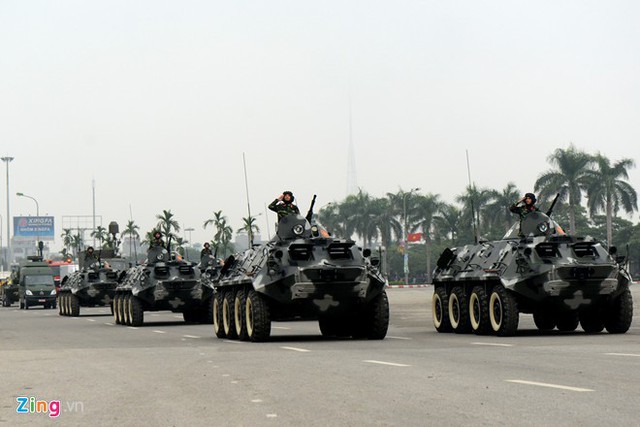
Dàn xe bộ binh bánh lốp (BTR - 60PB) của Bộ Tư lệnh Thủ đô. Hỏa lực mạnh cộng với tính cơ động cao nên xe có thể chở bộ đội tác chiến trên nhiều địa hình và làm nhiệm vụ chống bạo loạn.
