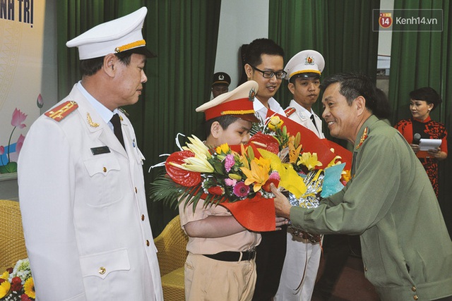
Đại tá Lê Ngọc, Tuấn Dũng và bác sĩ Bảo, người điều trị trực tiếp cho em cùng lên nhận hoa.
