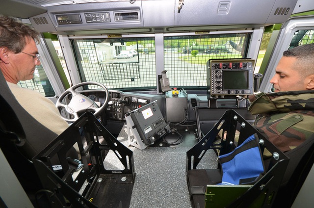 Binh sĩ Pháp đang thử nghiệm Scania Carapace