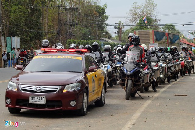 
Qua địa phận Thái Lan, dàn môtô của Việt Nam được xe cảnh sát Thái Lan dẫn đường. Quãng đường từ vùng biên giới tới trường đua Chang dài khoảng 70 km.
