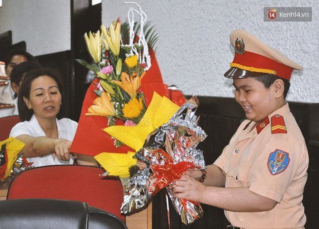 
Dũng cười hí hửng khi nhận được hoa và quà từ CA TP Đà Nẵng.
