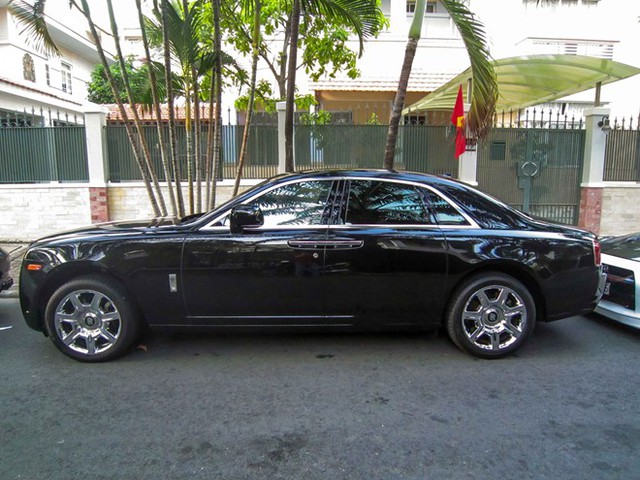 
Rolls-Royce Ghost, mẫu sedan siêu sang trọng thuộc sở hữu của chủ nhân căn biệt thự.
