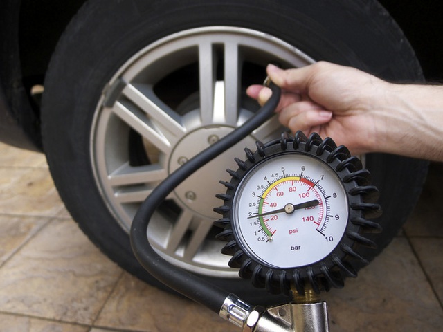 Kiểm tra áp suất lốp thường xuyên để tránh những trường hợp bất thường. Ảnh minh họa. Nguồn: internet.