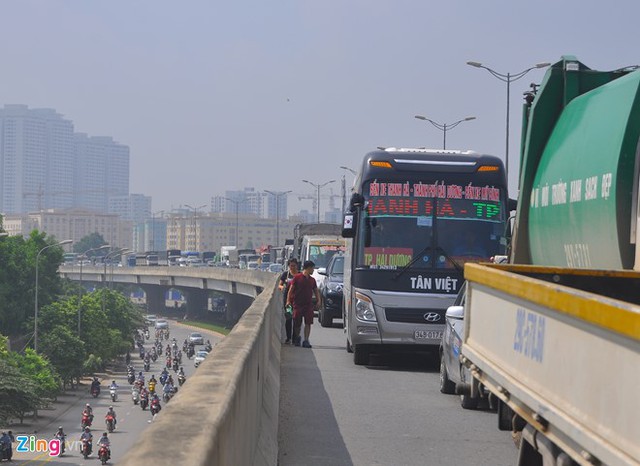 
Hàng nghìn ôtô nối đuôi nhau hơn 10 km từ đường Nguyễn Xiển xuống đường dẫn lên cầu Thanh Trì.
