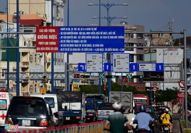 
Tại nhiều tuyến đường, cầu giao cắt với đại lộ Võ Văn Kiệt, nhiều biển báo chi chít chữ, tài xế không thể đọc nổi.
