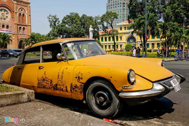 
Citroen DS, dòng xe thể thao nổi tiếng của Pháp, từng phổ biến trên đường phố Sài Gòn trước đây. Chiếc xe này được chủ nhân vẽ lên thân những công trình mang tính biểu tượng của Sài Gòn như nhà thờ Đức Bà, thương xá Tax...
