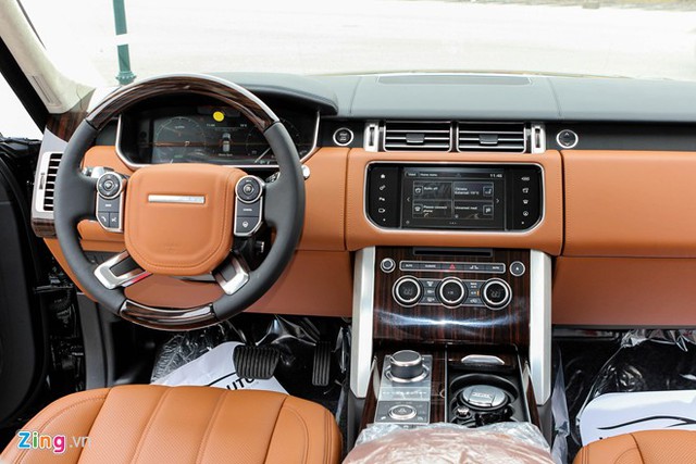 
Nội thất của Range Rover Autobiography LWB Hybrid được hoàn thiện với da cao cấp màu cam, cùng những chi tiết ốp gỗ và kim loại. Chính giữa bảng điều khiển trung tâm trang bị màn hình hiển thị độ phân giải cao, 8 inch cảm ứng. Vô lăng bọc da tích hợp nhiều nút bấm chức năng và sưởi ấm.
