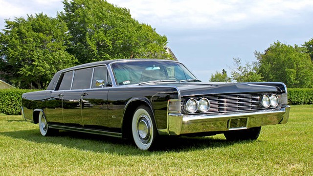 Chiếc Lincoln Continental này đa phục vụ tại Nhà trắng trong suốt thời kỳ nắm quyền của Lyndon Johnson