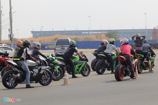 
Đường vào trường đua Chang xuất hiện khá nhiều hội nhóm biker của các quốc gia khác nhau. Một nhóm bạn trẻ Thái Lan ngồi trên những chiếc superbike đi tham quan quanh trường đua.
