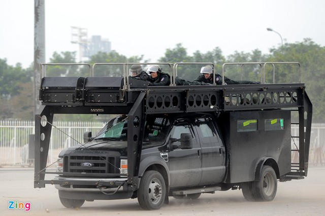 
Điển hình là chiếc&nbsp;Ford F550 Super Duty - dòng xe bán tải hạng nặng do Mỹ sản xuất. Khi về Việt Nam, những chiếc xe được trang bị thêm nhiều tính năng vũ trang và chống bạo động chuyên dụng phù hợp.
