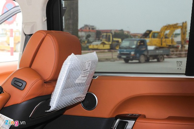 
Hàng ghế phía sau được trang bị màn hình đa phương tiện, kích thước 10,2 inch. Đây là trang bị tiêu chuẩn của những chiếc Range Rover Autobiography LWB.
