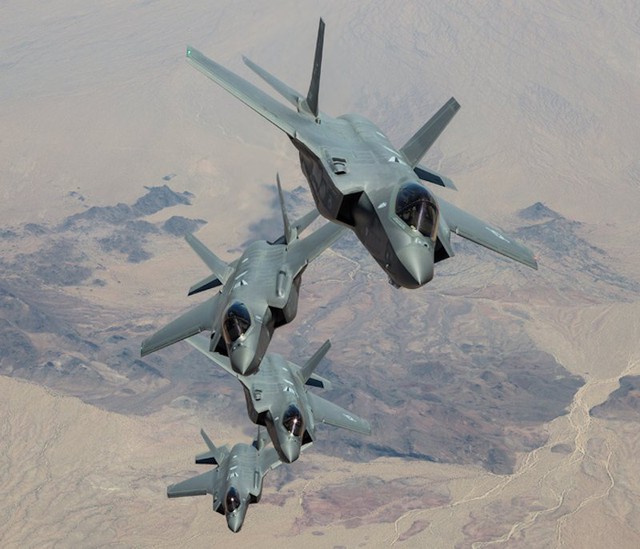 
Biên đội 4 chiếc F-35 lập đội hình trên vùng trời gần căn cứ không quân Luke, bang Arizona.
