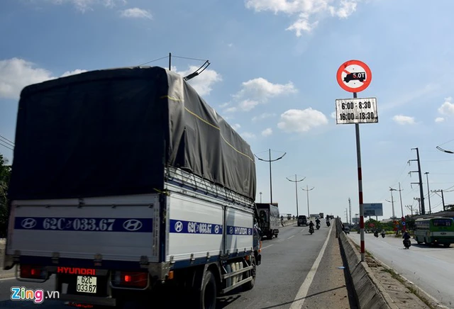 
Trên cầu vượt quốc lộ 1A (huyện Bình Chánh), hướng đi Long An, một biển báo cấm xe tải 5 tấn lưu thông lên cầu vào hai khung giờ nằm ngay tại dốc cầu. Biển báo quá nhỏ, khi tài xế xe tải chạy lên cầu mới phát hiện thì đã quá muộn.
