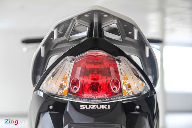 
Nhìn từ phía sau, cụm đèn hậu trên xe dễ liên tưởng tới mẫu xe số tiết kiệm xăng Suzuki Viva.
