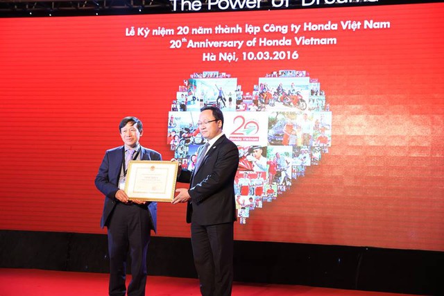 
Ông Khuất Việt Hùng, Phó chủ tịch Ủy ban An toàn giao thông Quốc gia, trao tặng bằng khen cho đại diện Honda Việt Nam.
