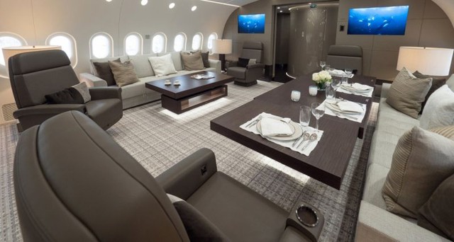 
Theo Business Insider, chuyên cơ Boeing 787 mới được trang bị nội thất thuộc hàng xa hoa nhất trên thế giới. Toàn bộ các khách hàng sử dụng máy bay này sẽ được hưởng dịch vụ như một khách sạn 5 sao trên không trung.
