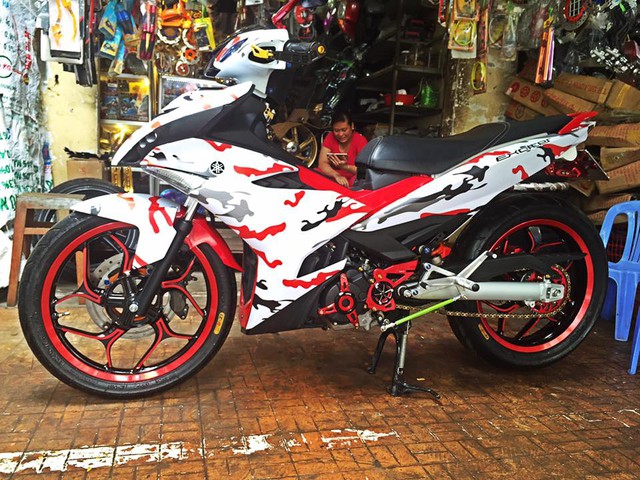 
Năm 2015, Yamaha Việt Nam từng tung ra thị trường phiên bản giới hạn màu rằn ri của Yamaha Exciter 150 với mức giá không đổi. Tuy nhiên, như không muốn bị trộn lẫn, biker tại An Giang đã tự đổi màu cho chiếc xe của mình với lớp decal mới.
