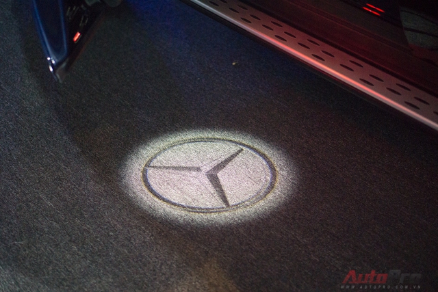 
Đặc biệt, Mercedes-Benz còn trang bị đèn welcome người lái, chiếu logo ngôi sao 3 cánh xuống nền đất.

