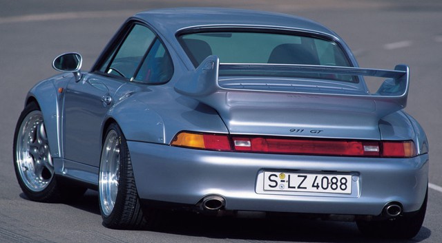 
Porsche 911 GT2 1995: Với những dòng xe hiệu suất cao, Porsche luôn dành những thiết kế cánh gió vô cùng độc đáo. Ví dụ như chiếc GT2 đời 1995 này, được lấy cảm hứng từ chiếc đuôi của con cá voi. Và tới nay, thiết kế này vẫn được sử dụng với dòng 911 GT3 RS.
