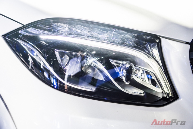 
Đèn pha dạng LED có trang bị dải LED chạy ban ngày với thiết kế giống như trên nhiều mẫu sedan của Mercedes-Benz.
