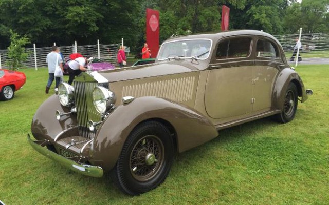 
Rolls-Royce Phantom III Gurney Nutting Sport Saloon: Mẫu xe Rolls-Royce này được thiết kế dành cho thị trường Mỹ và được ra mắt tại triển lãm New York Motor Show bới công ty J.S.Inskip Inc vào năm 1937. Họ chưa bao giờ có ý định đăng kí nó ở quê nhà London. Nhưng về sau, chiếc xe lại chuyển về đây và được phục hồi.
