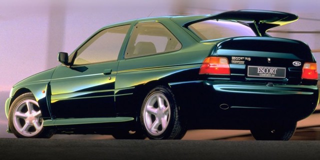 
Ford Escort Cosworth 1992: Với những ai mong muốn sở hữu chiếc xe được đánh giá cao về tầm nhìn đằng sau thì họ nên tìm đến chiếc Escort Cosworth. Chiếc xe có thiết kế cánh gió rất lạ khi có những 2 cánh gió phía sau. 1 chiếc ở nắp cốp, 1 chiếc vuốt từ phần mái ra. Thiết kế đặc biệt này đến từ Giám đốc thiết kế của Jaguar tại thời điểm đó - ông Ian Callum.
