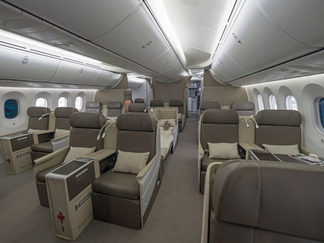 
Khoang hành khách có 3 hàng ghế với hệ thống đèn đọc sách riêng biệt, tủ để đồ và có chế độ massage.

