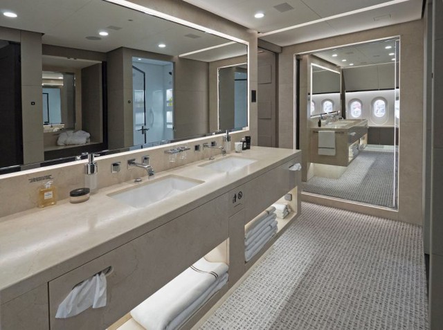 
Và phòng tắm sang trọng với gương lớn nhằm tạo ảo giác về diện tích.
