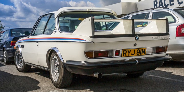 
BMW 3.0 CSL 1972: BMW đã sản xuất một số ít phiên bản đường phố của chiếc 3.0 CSL và đã thống trị dòng xe đua Touring vào những năm 1970 với cánh gió phân đôi vô cùng độc đáo.
