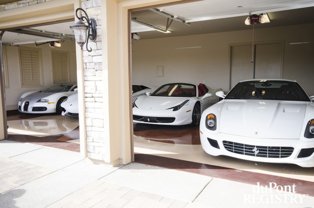 
Bộ sưu tập siêu xe của Floyd nổi bật với những cái tên như Bugati Veyron, Ferrari 458 Italia hay Ferrari 599 GTB.
